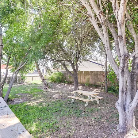 Galveston Getaway With Deck - Walk To The Beach!